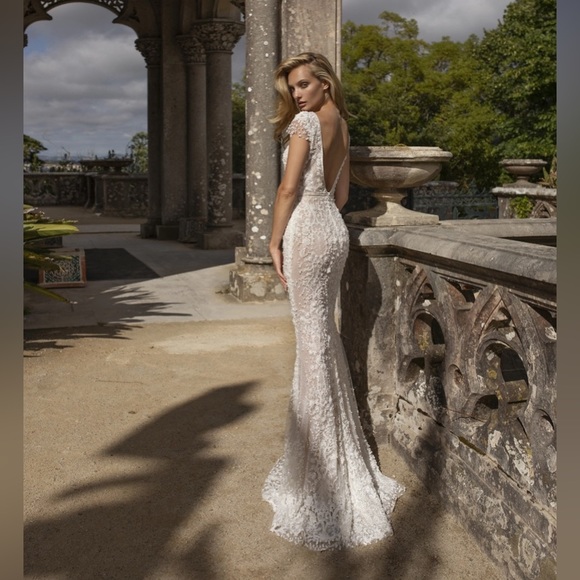 BRAND NEW & UNALTERED - EVA LENDEL Flame in Ivory with Extended Train - Picture 2 of 7